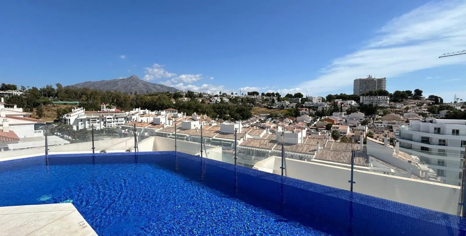 Venta de apartamento en planta media en Nueva Andalucía 26