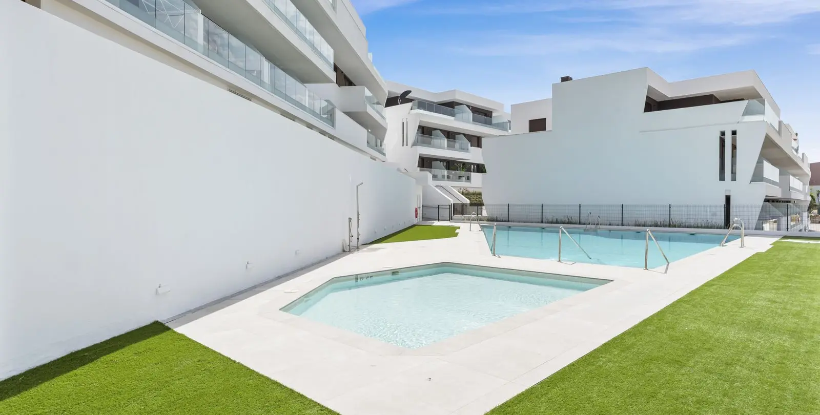 Venta de apartamento en planta baja en Estepona 25