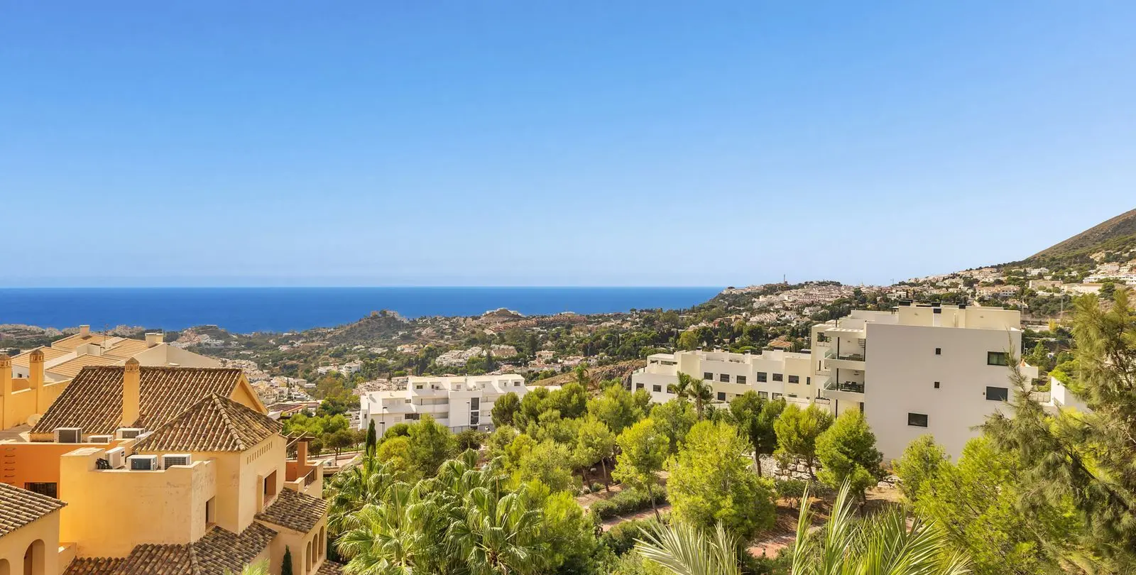 Sale of middle floor apartment in Benalmadena 24