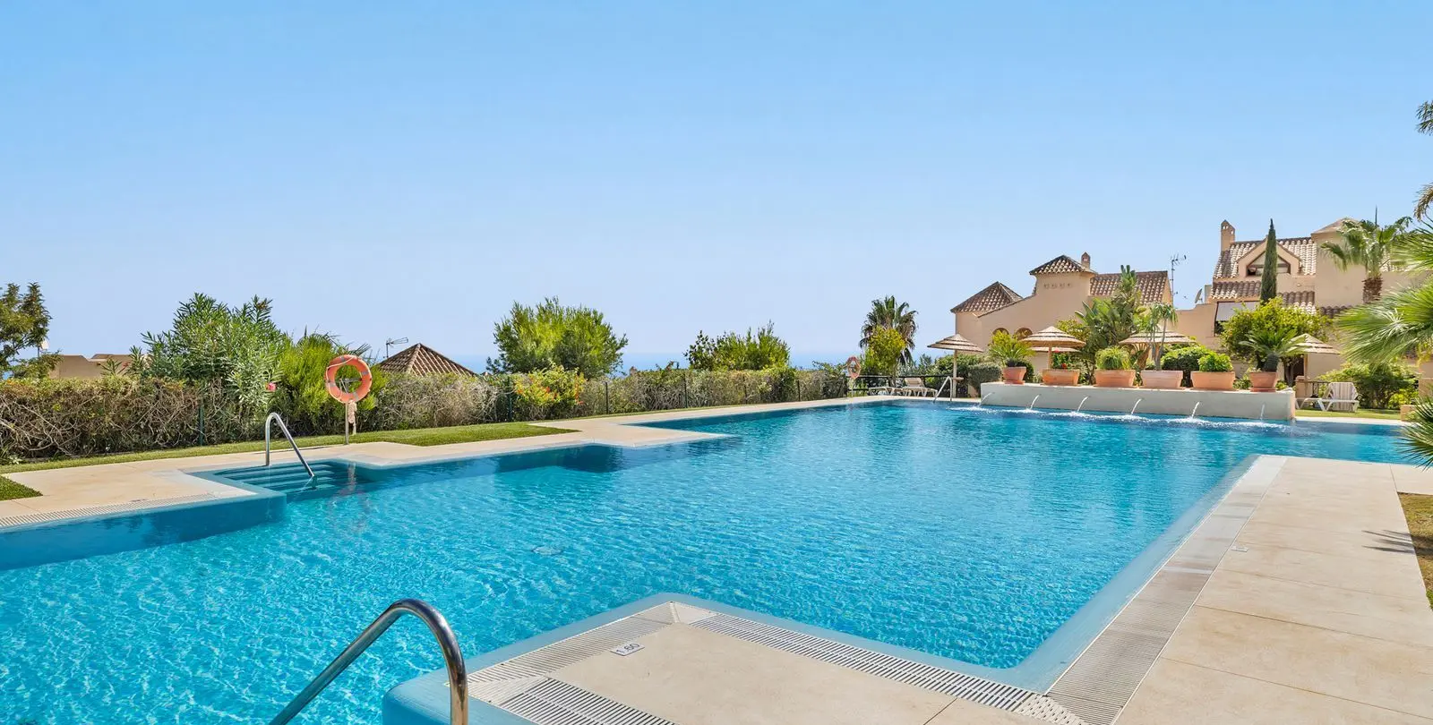 Sale of middle floor apartment in Benalmadena 32