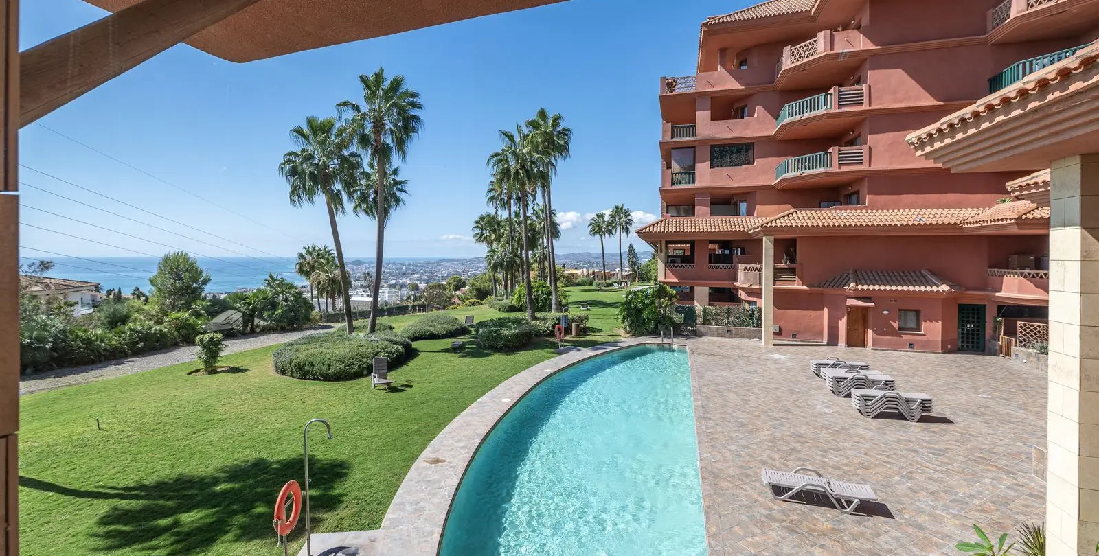 Sale of middle floor apartment in Benalmadena 1