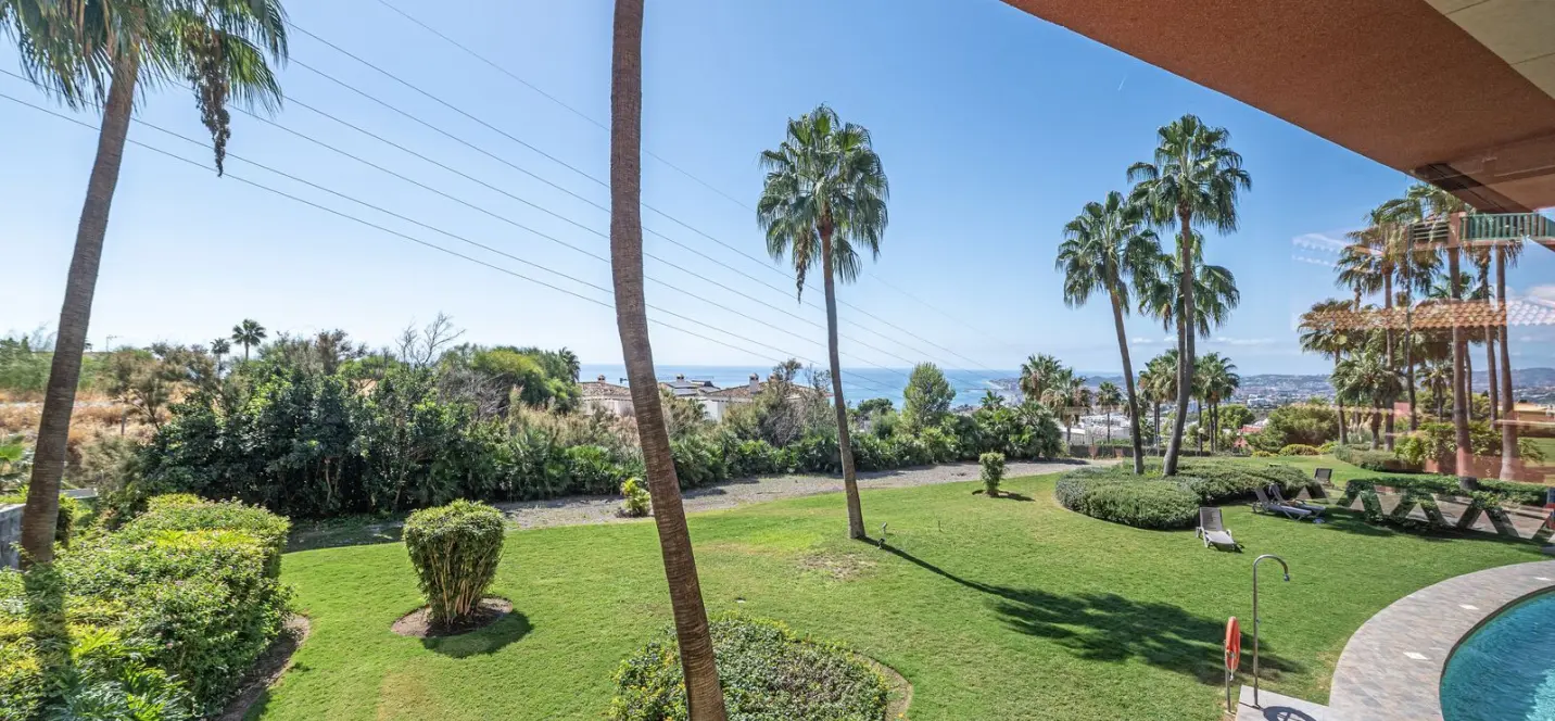 Sale of middle floor apartment in Benalmadena 1