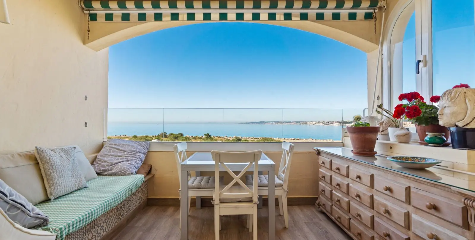 Venta de apartamento en planta media en Estepona 1
