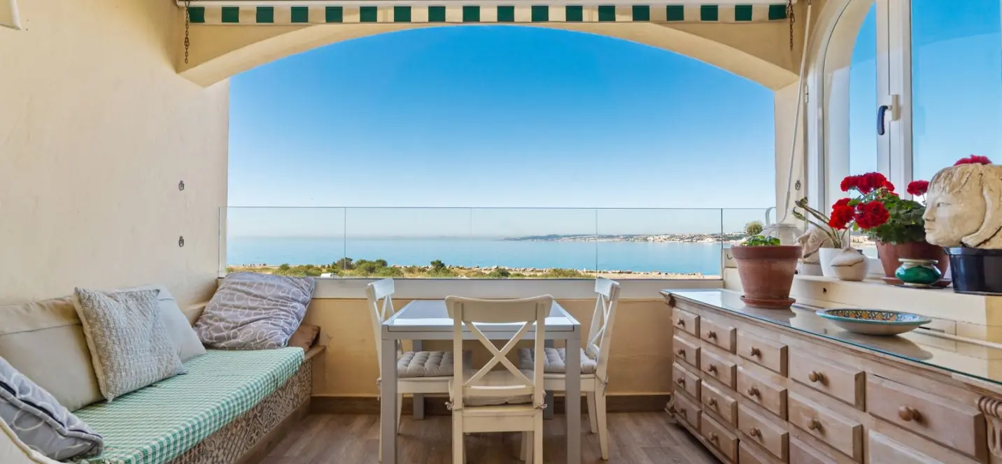 Venta de apartamento en planta media en Estepona 0