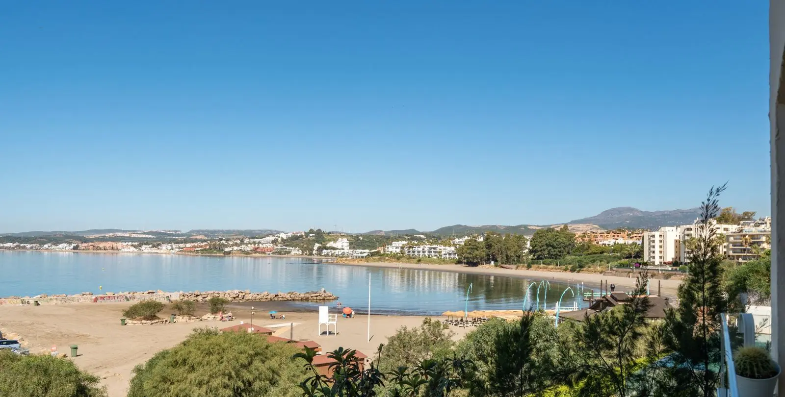Venta de apartamento en planta media en Estepona 2