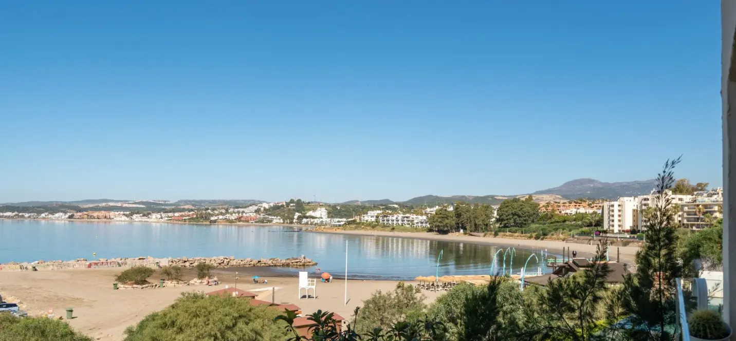 Venta de apartamento en planta media en Estepona 1