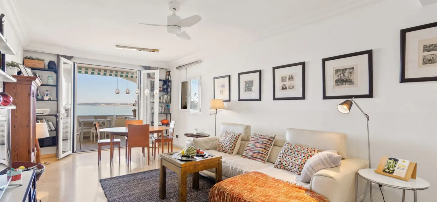 Venta de apartamento en planta media en Estepona 2