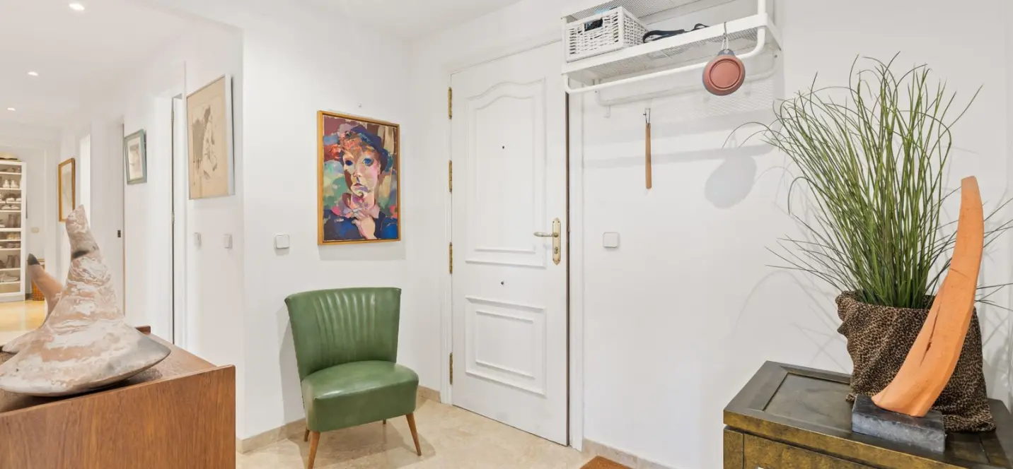 Venta de apartamento en planta media en Estepona 3