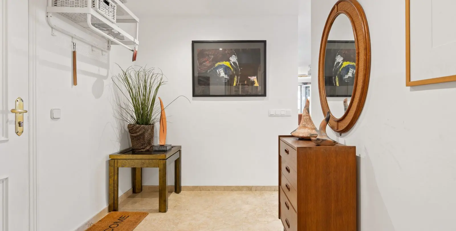 Venta de apartamento en planta media en Estepona 5