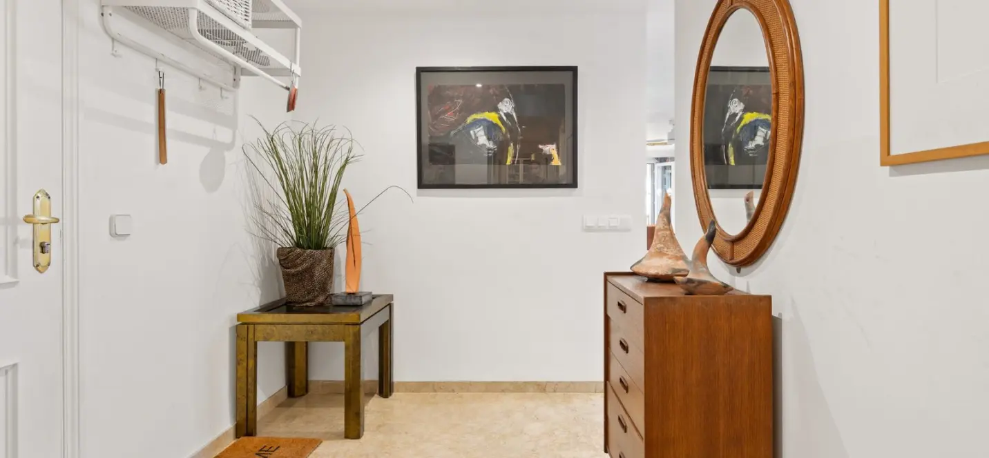 Venta de apartamento en planta media en Estepona 4