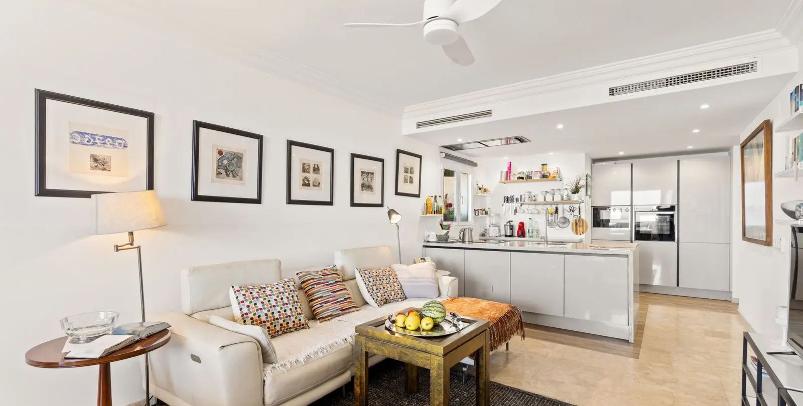 Venta de apartamento en planta media en Estepona 6