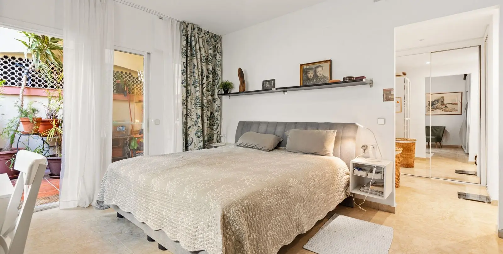 Venta de apartamento en planta media en Estepona 10