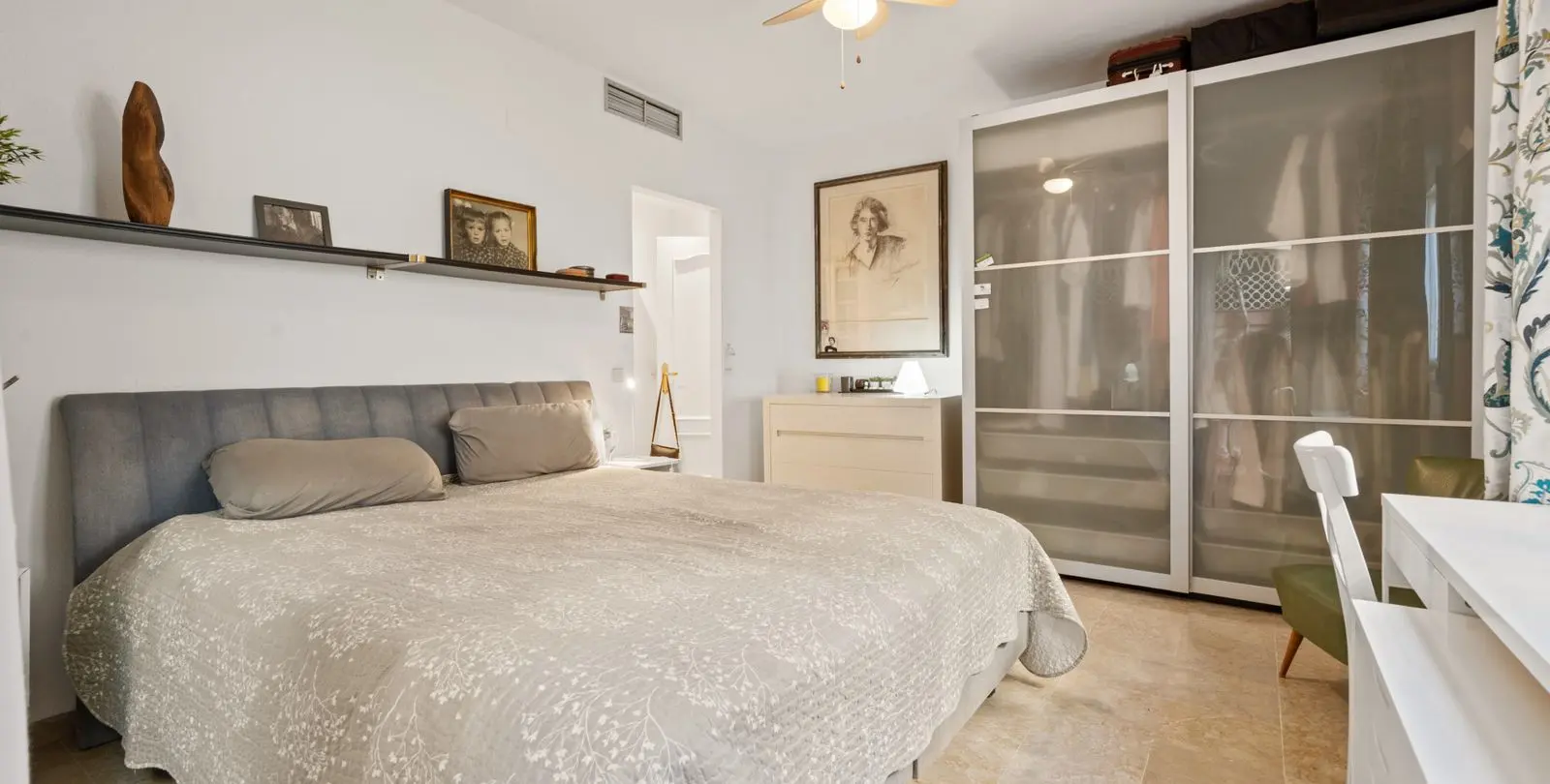 Venta de apartamento en planta media en Estepona 11