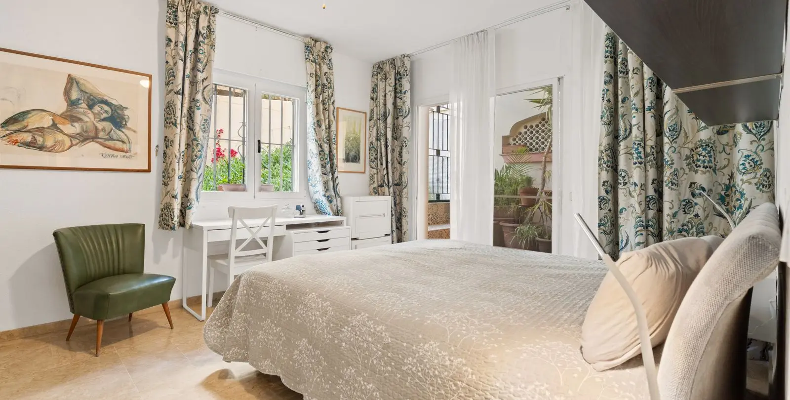 Venta de apartamento en planta media en Estepona 12