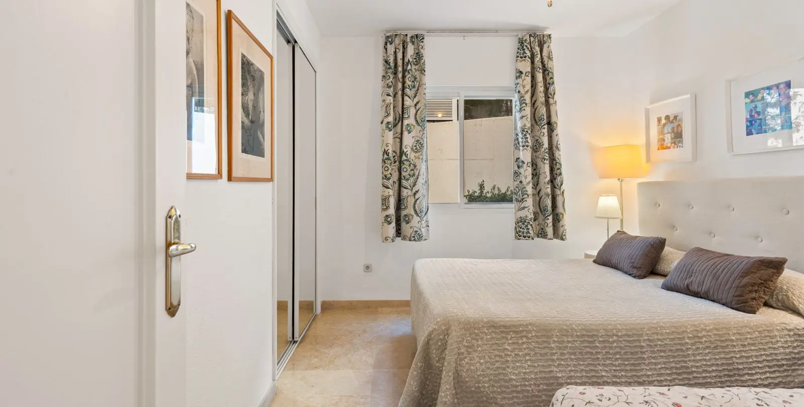 Venta de apartamento en planta media en Estepona 13