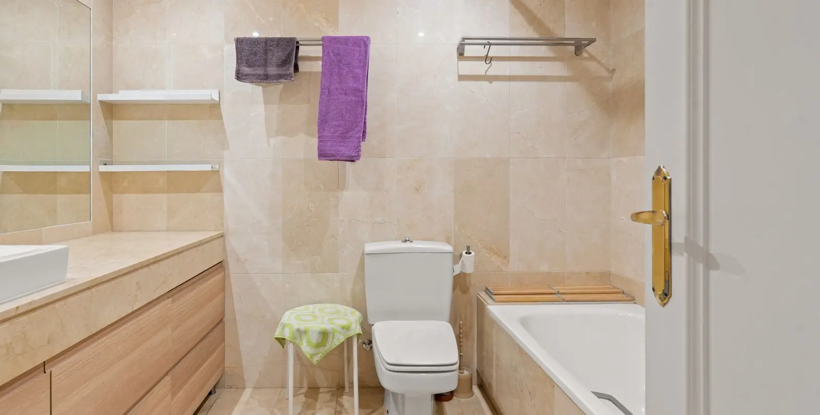 Venta de apartamento en planta media en Estepona 16