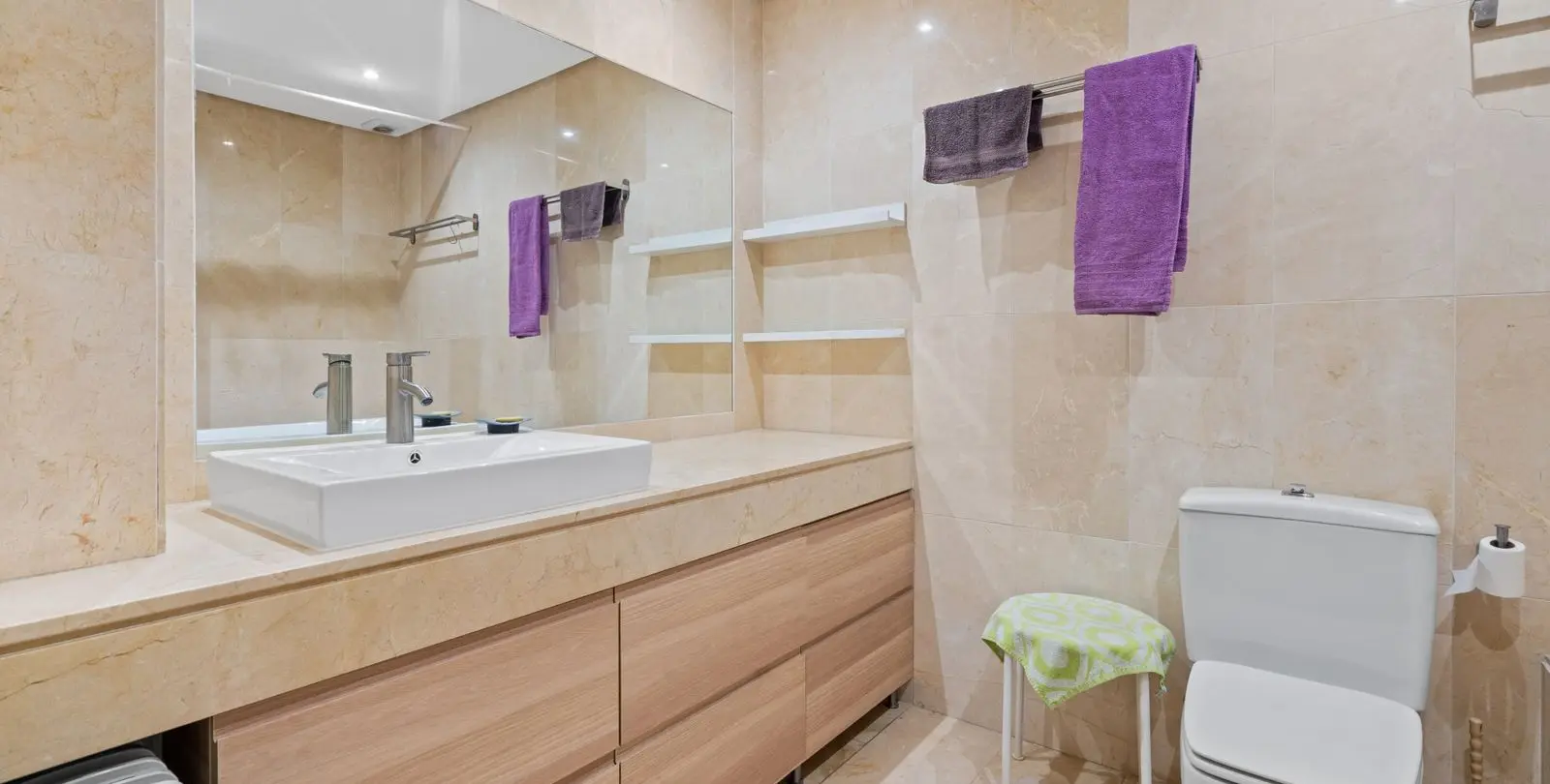 Venta de apartamento en planta media en Estepona 17