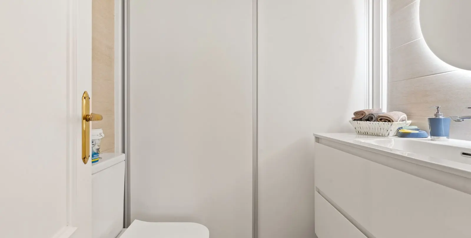 Venta de apartamento en planta media en Estepona 19