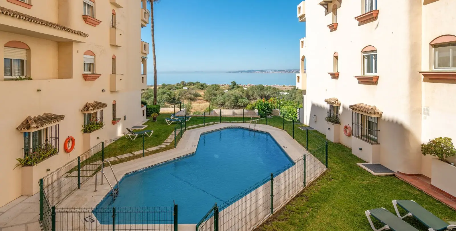 Venta de apartamento en planta media en Estepona 23