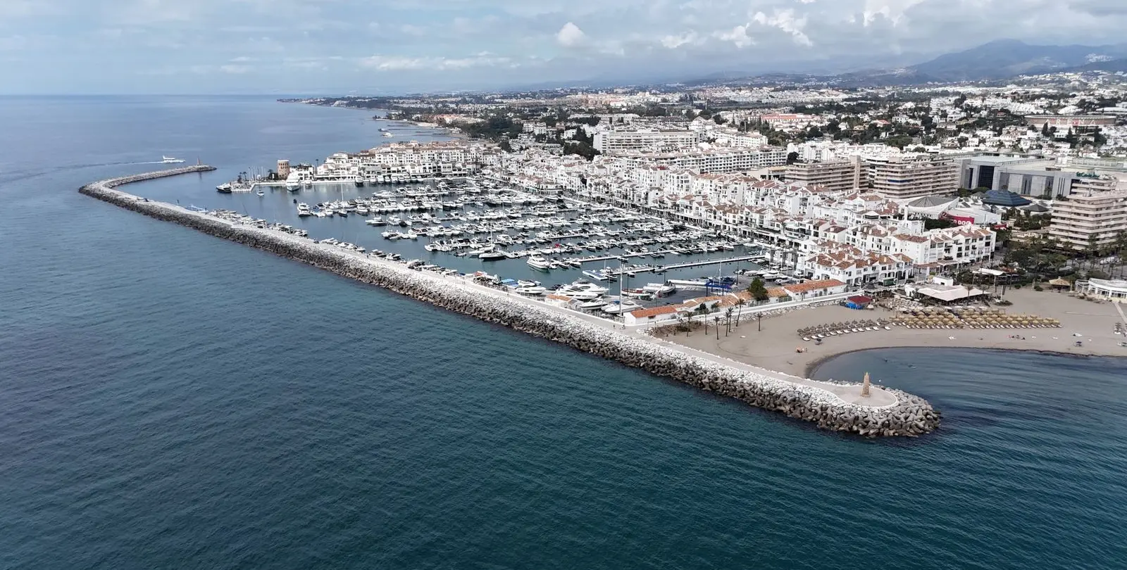 Venta de apartamento en planta media en Puerto Banús 1