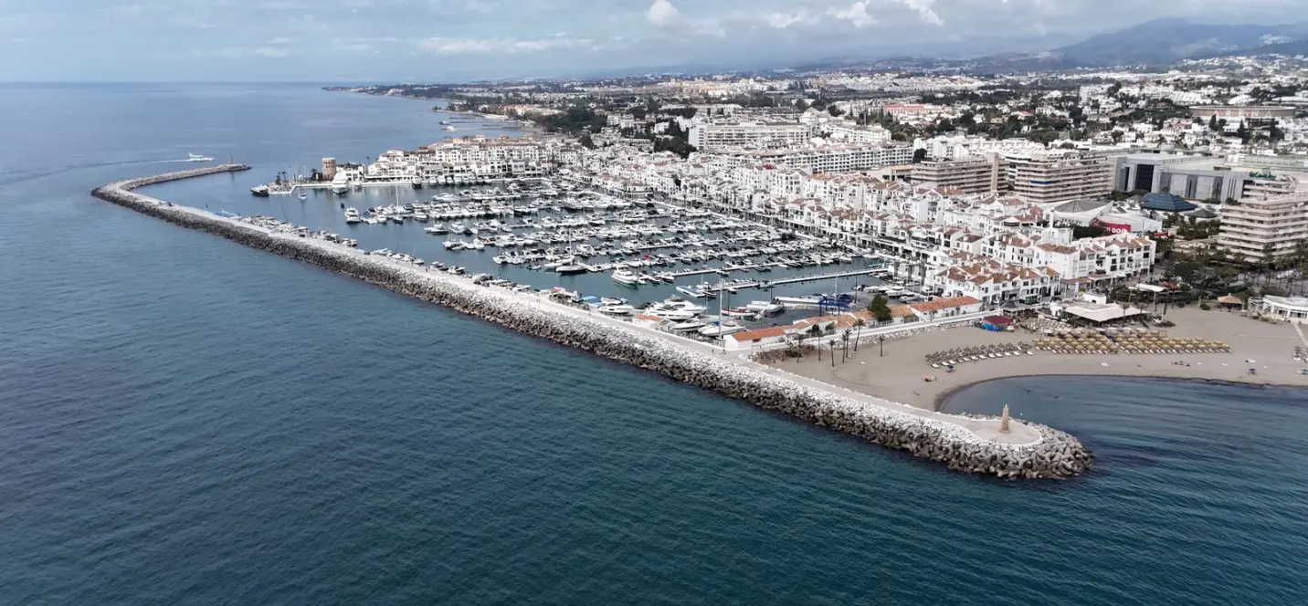 Venta de apartamento en planta media en Puerto Banús 0