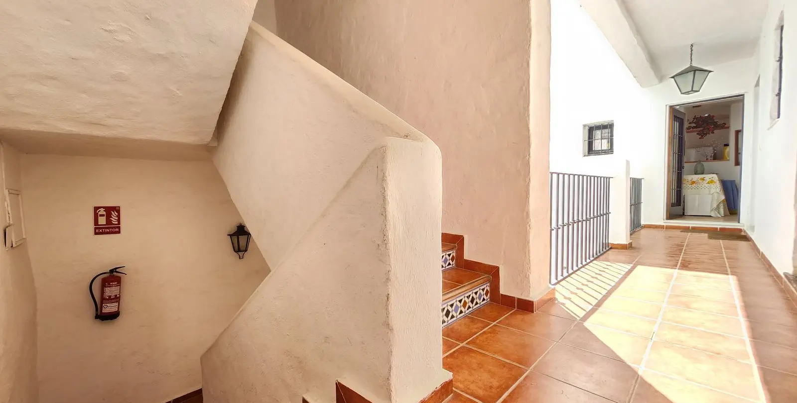 Venta de apartamento en planta media en Puerto Banús 2