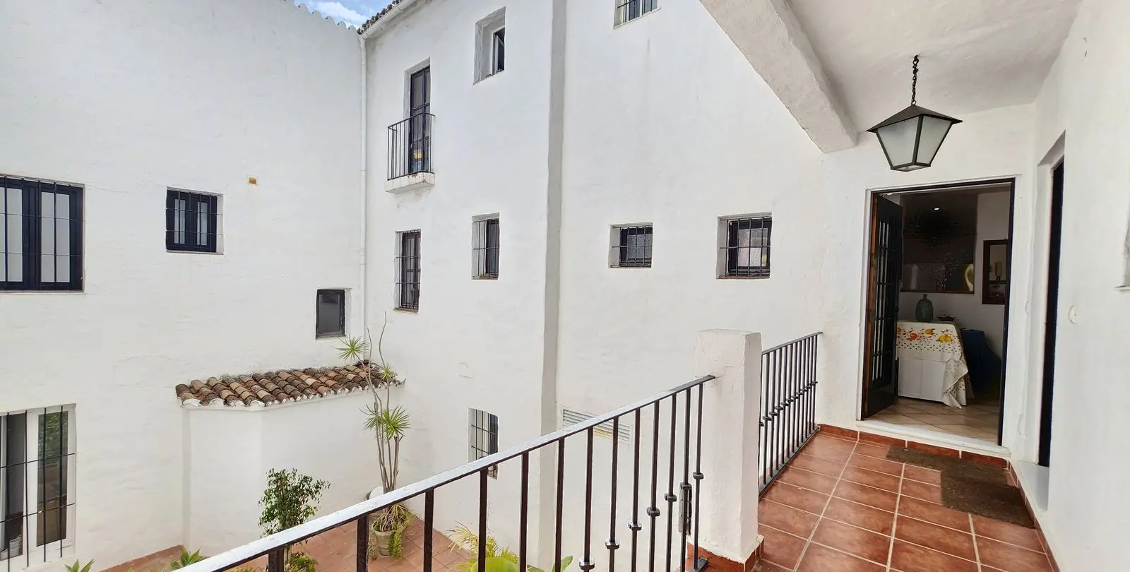 Venta de apartamento en planta media en Puerto Banús 3