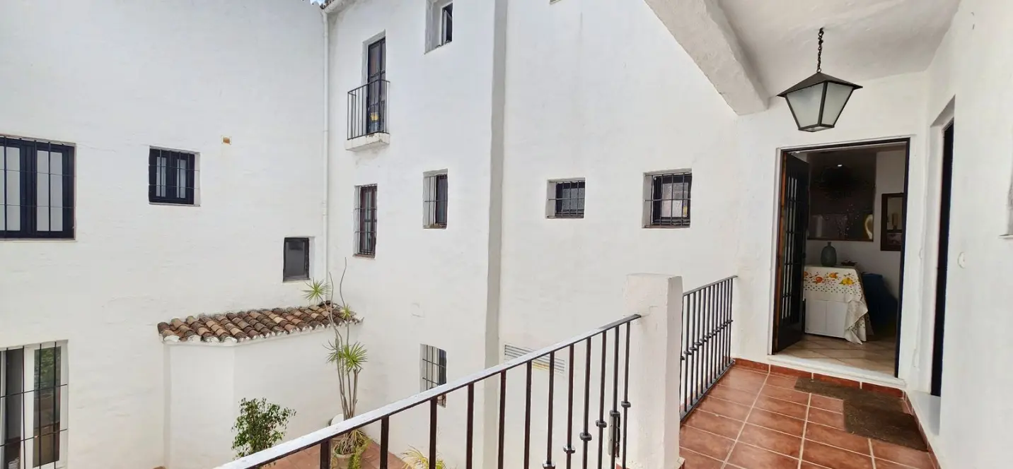 Venta de apartamento en planta media en Puerto Banús 2