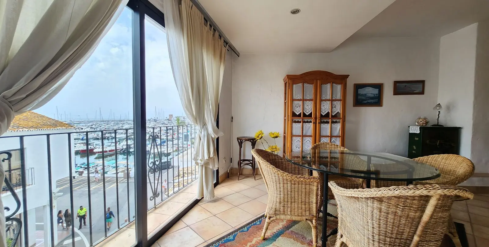 Venta de apartamento en planta media en Puerto Banús 13