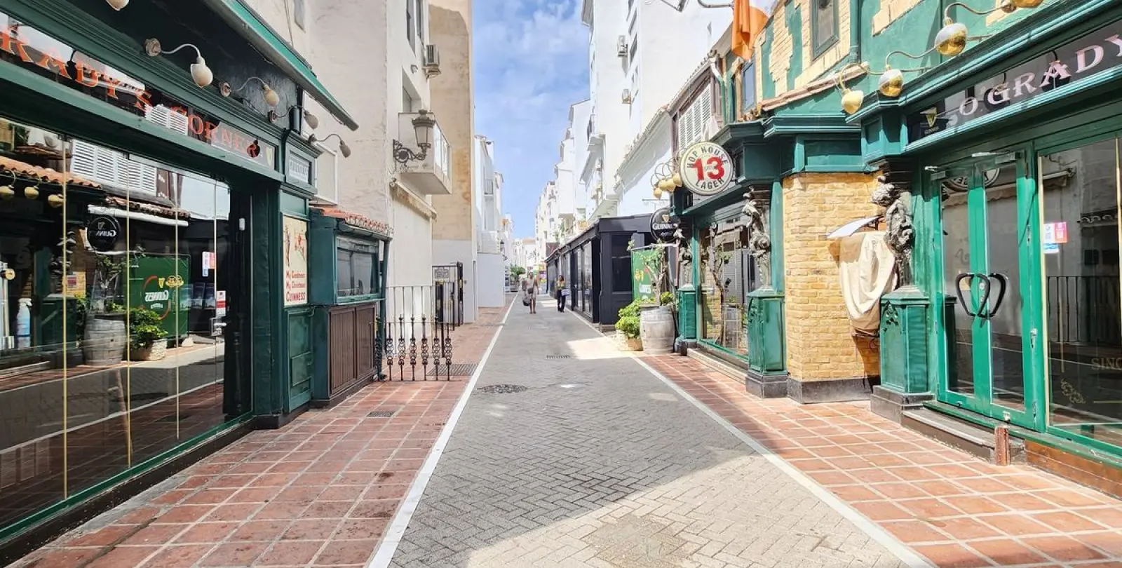 Venta de apartamento en planta media en Puerto Banús 28