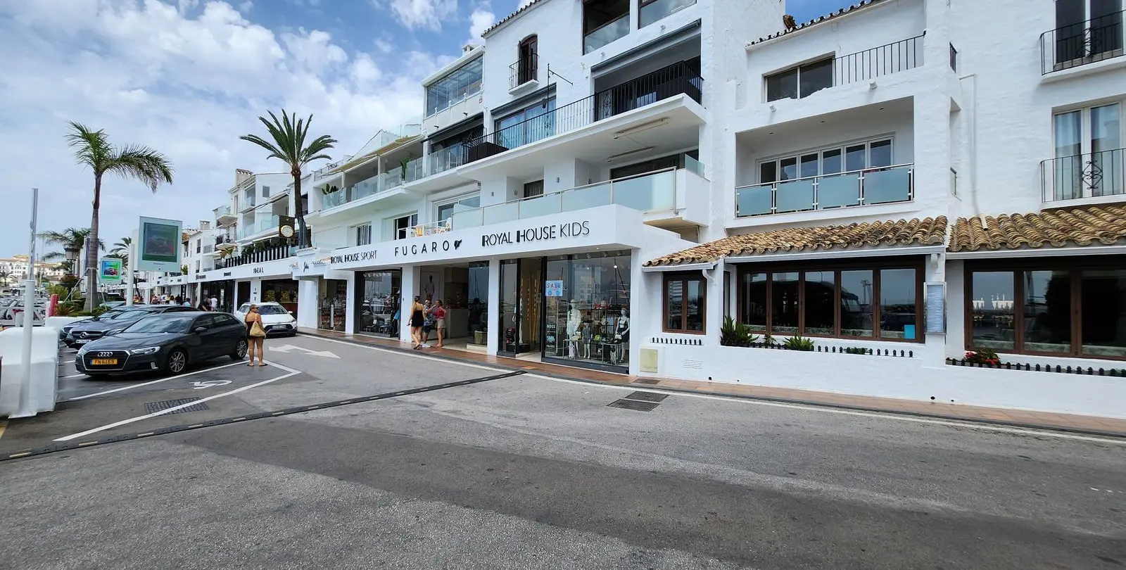 Venta de apartamento en planta media en Puerto Banús 31