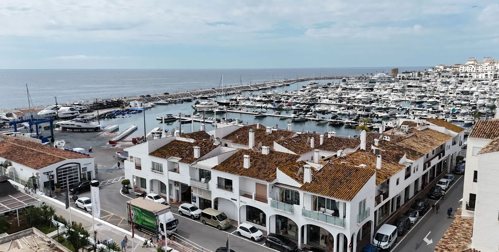 Venta de apartamento en planta media en Puerto Banús 33