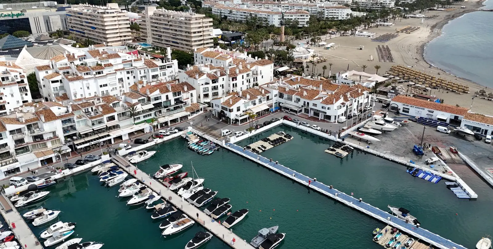 Venta de apartamento en planta media en Puerto Banús 34