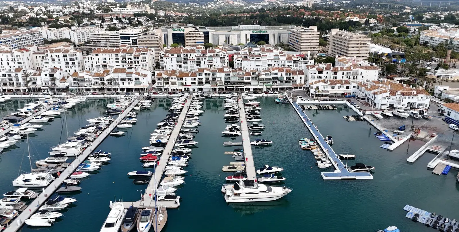 Venta de apartamento en planta media en Puerto Banús 37