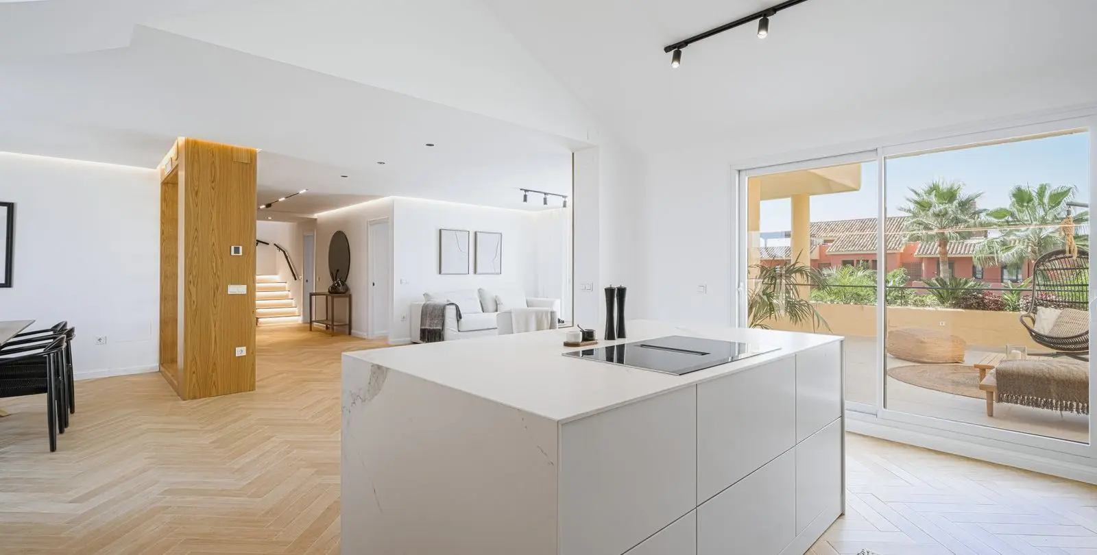 Sale of penthouse in New Golden Mile 2