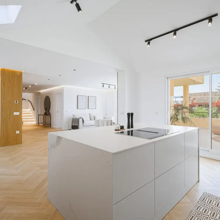 Sale of penthouse in New Golden Mile