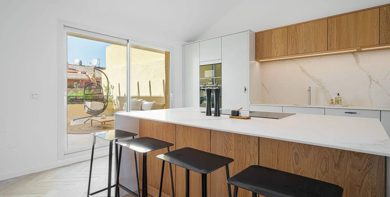 Sale of penthouse in New Golden Mile 6