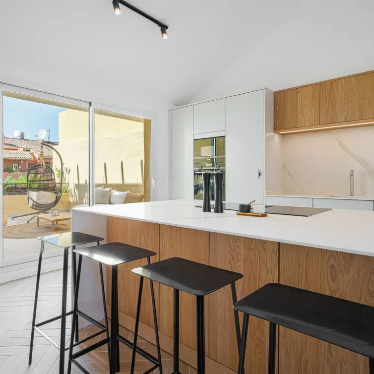Sale of penthouse in New Golden Mile