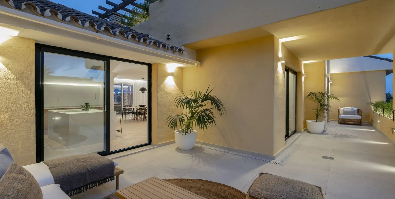 Sale of penthouse in New Golden Mile 30