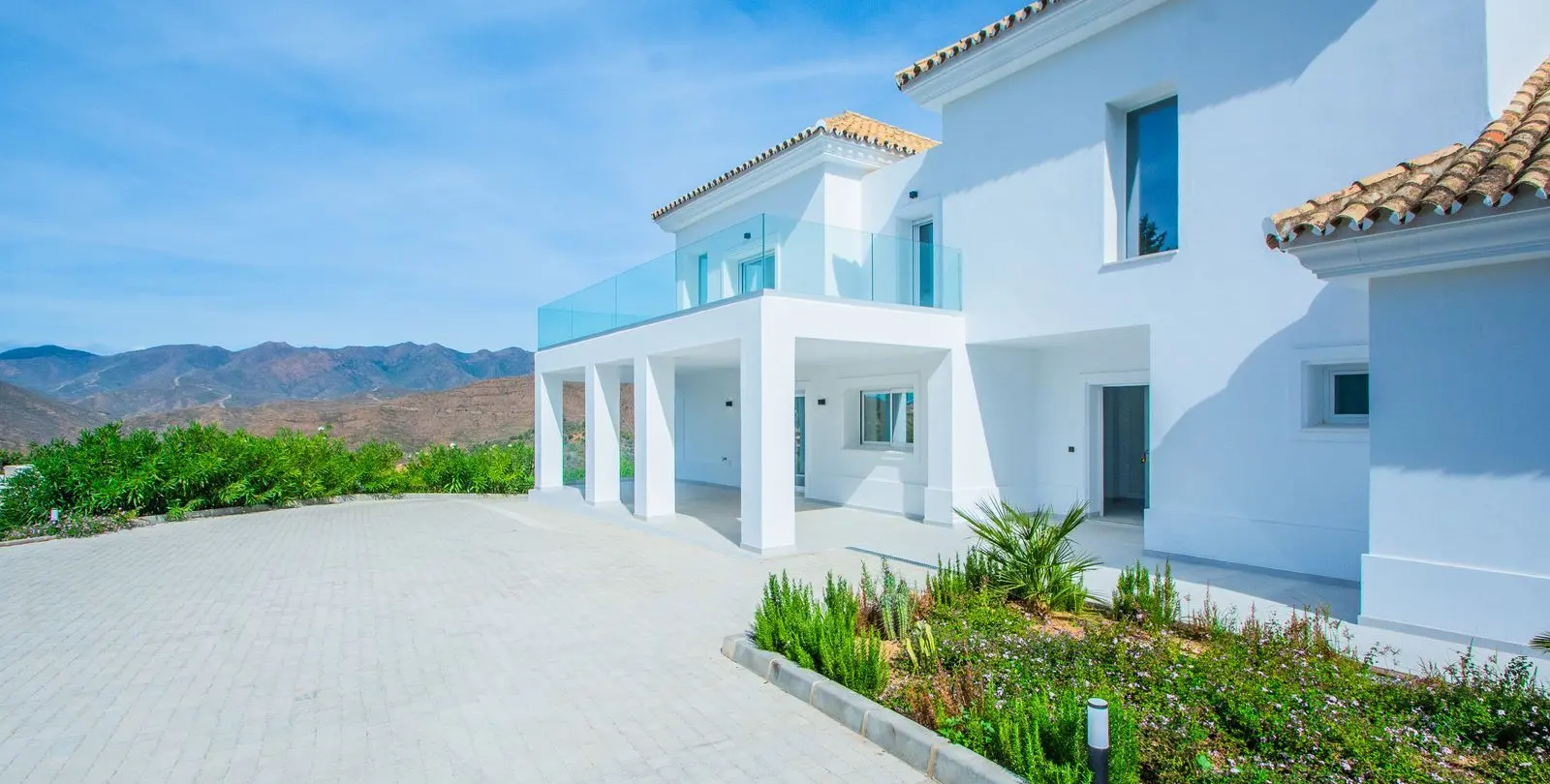 Sale of detached villa in La Mairena 28