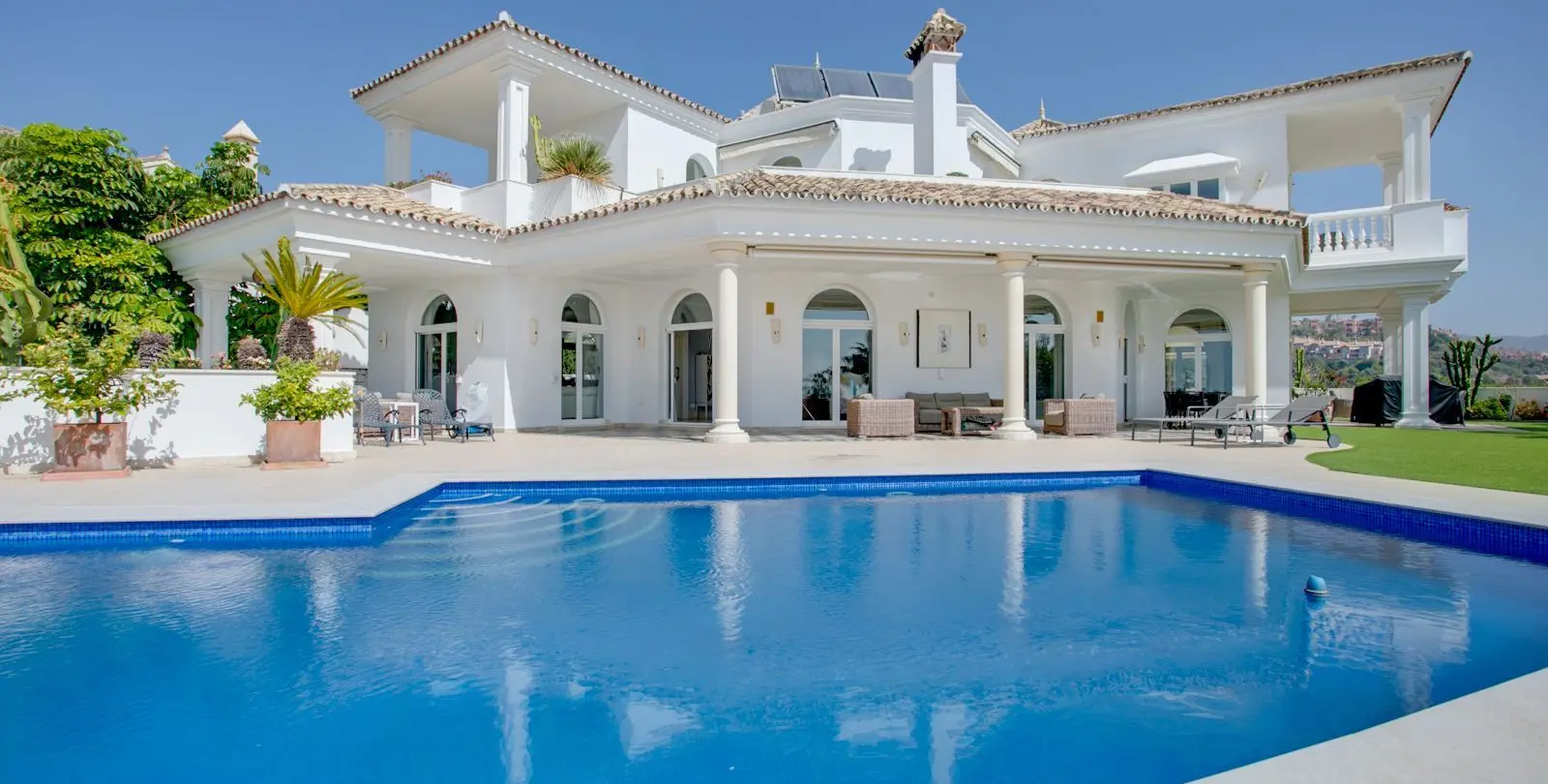Sale of detached villa in Benahavís 1