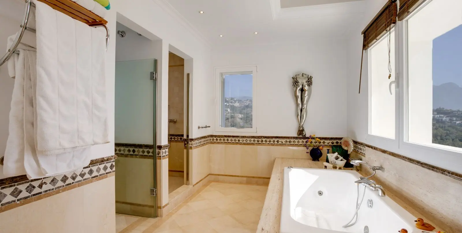 Sale of detached villa in Benahavís 24