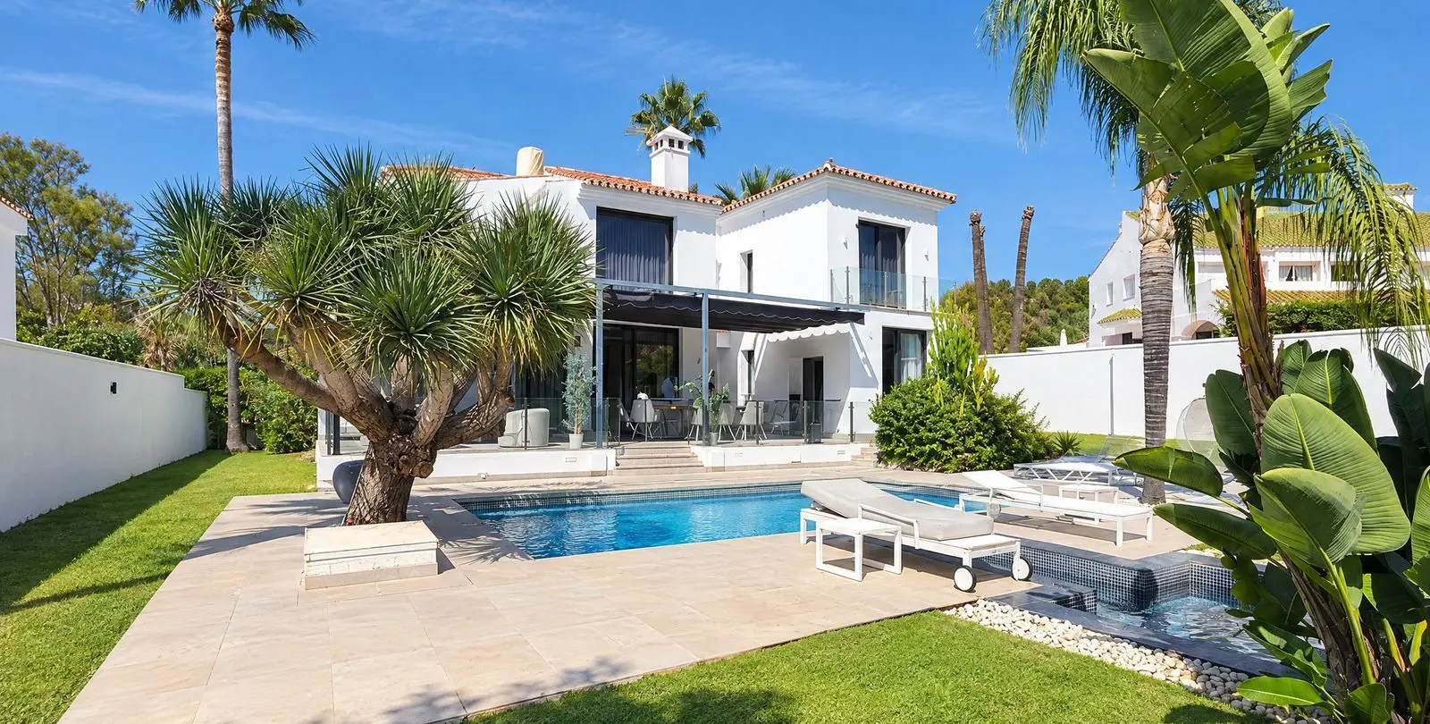 Venta de villa independiente en Nueva Andalucía 1