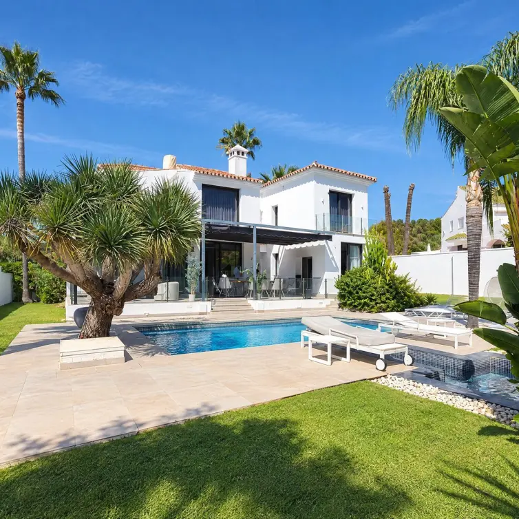 Venta de villa independiente en Nueva Andalucía