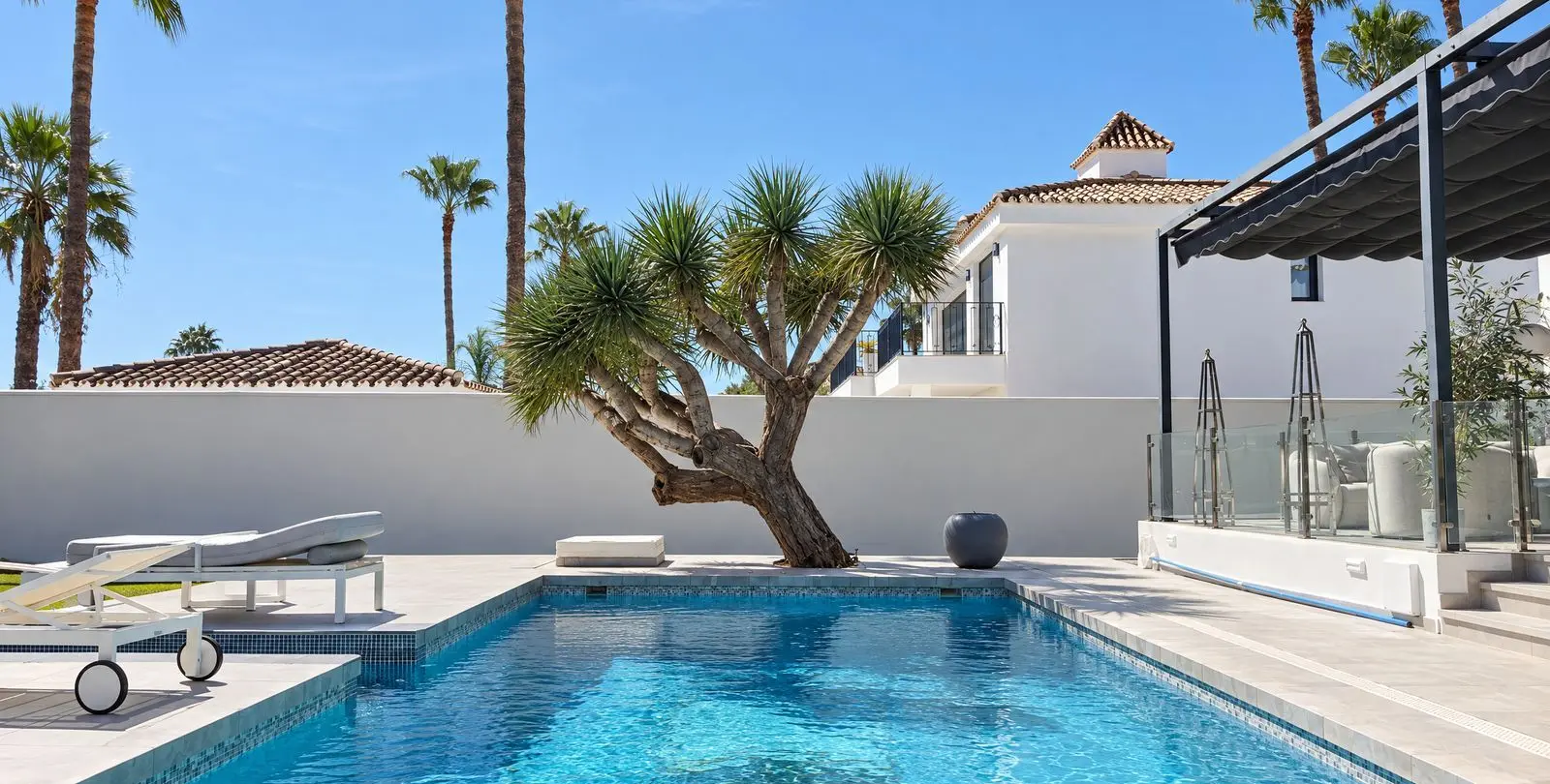 Venta de villa independiente en Nueva Andalucía 3