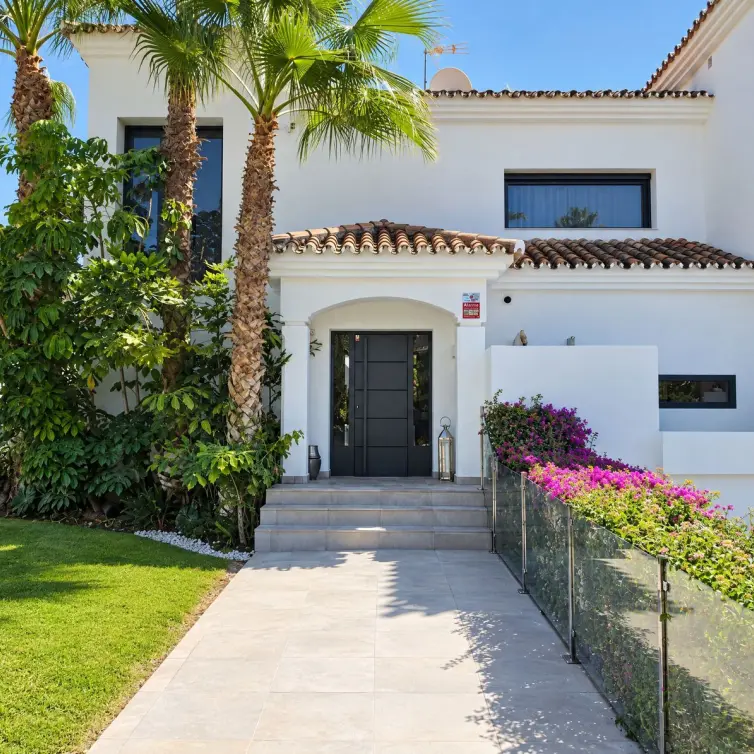 Venta de villa independiente en Nueva Andalucía