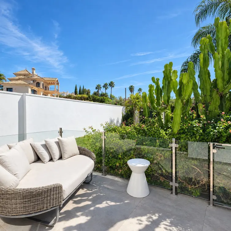 Venta de villa independiente en Nueva Andalucía