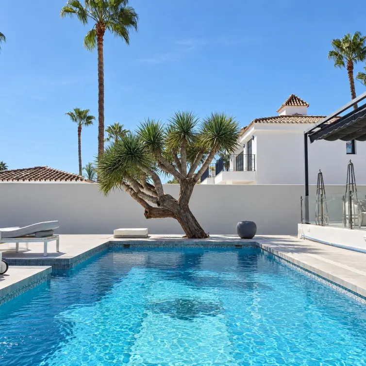 Venta de villa independiente en Nueva Andalucía