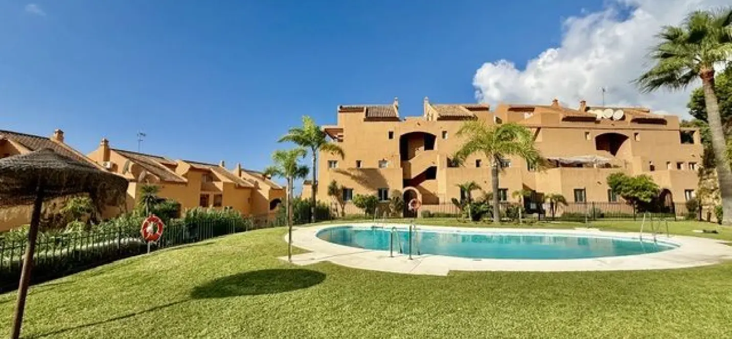 Sale of middle floor apartment in Santa María 1