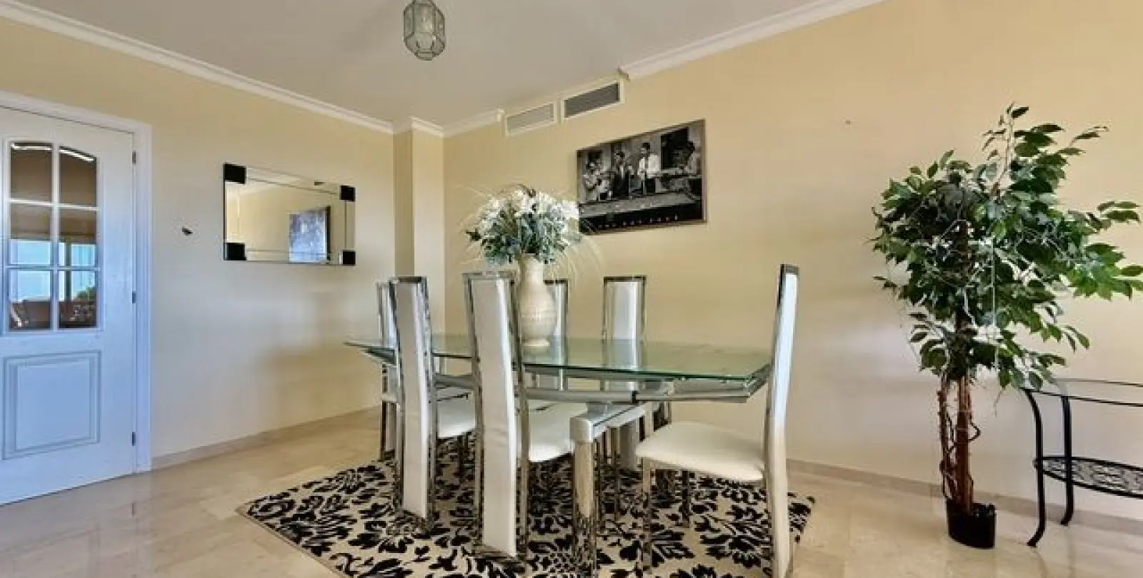 Sale of middle floor apartment in Santa María 3